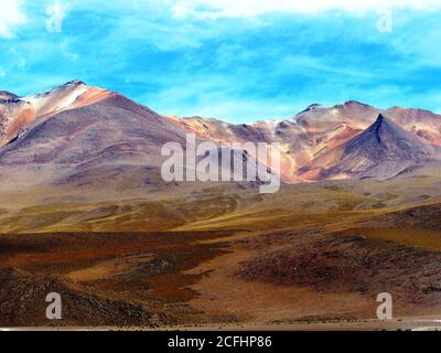 Salvador Dali Wüste Dali Tal ist extrem kargen Landschaft Tal von Potosi, Bolivien und wird von surrealen Landschaften geprägt. Farbig hell m Stockfoto