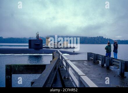 US Navy Atom-U-Boot führt durch die Hood Canal Zugbrücke, Kitsap County, Washington USA Stockfoto
