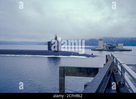 US Navy Atom-U-Boot führt durch die Hood Canal Zugbrücke, Kitsap County, Washington USA Stockfoto