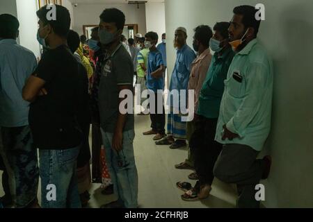 Dhaka, Bangladesch. September 2020. Verwandte von Gasexplosionsopfer, die am 5. September 2020 vor dem Operationstheater im Sheikh Hasina National Institute of Burn and Plastic Surgery in Dhaka warten. (Foto von Md. Mir Hossen Roney/Pacific Press) Quelle: Pacific Press Media Production Corp./Alamy Live News Stockfoto