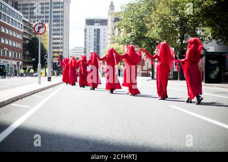 Rote Jungfrauen als Teil des Aussterbens Rebellion protestieren gegen den Klimawandel In Cardiff Stockfoto