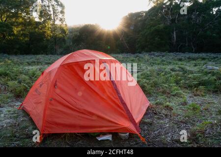Rotes Zelt (Sonnenaufgang) am Morgen frostig Stockfoto