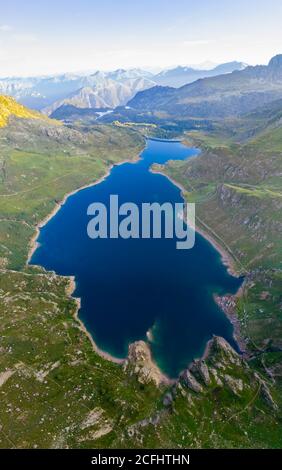Luftaufnahme des Laghi Gemelli Sees vom Laghi Gemelli Pass. Branzi, Val Brembana, Alpi Orobie, Bergamo, Provinz Bergamo, Lombardei, Italien. Stockfoto