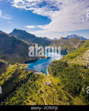 Luftaufnahme von Laghi Gemelli, dem Damm und seiner Zuflucht. Branzi, Val Brembana, Alpi Orobie, Bergamo, Provinz Bergamo, Lombardei, Italien, Europa. Stockfoto