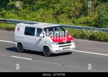 1995 90s rot weiß VW Volkswagen Transporter Caravelle; Reisemobile, Wohnmobil auf britischen Straßen, 90s RV Freizeitfahrzeug, Familienurlaub, Caravanette Urlaub, Touring Caravan Urlaub, van Umbauten, Vanagon autohome, Wohnmobil auf der Straße UK Stockfoto