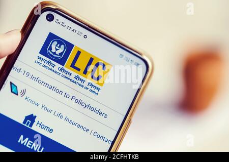 Kolkata, Westbengalen, Indien, 6. September 2020 : LIC IPO Hintergrund. Die Website der Life Insurance Corporation of India wird auf einem Smartphone-Nahaufnahme geöffnet Stockfoto