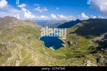 Luftaufnahme des Laghi Gemelli Sees vom Laghi Gemelli Pass. Branzi, Val Brembana, Alpi Orobie, Bergamo, Provinz Bergamo, Lombardei, Italien. Stockfoto