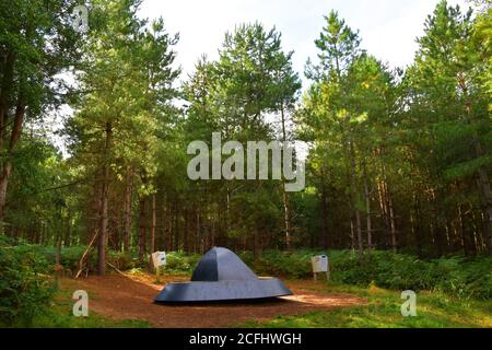 Fliegende Untertasse auf dem UFO Trail im Rendlesham Forest, Suffolk, Großbritannien Stockfoto