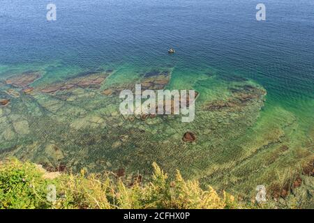 Riffe an der felsigen Küste der Insel Russky in Wladiwostok. Stockfoto