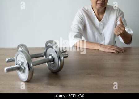 Senioren sind gesund und Sport und Lifestyle Sport Menschen attraktiv Ältere Frau Stockfoto