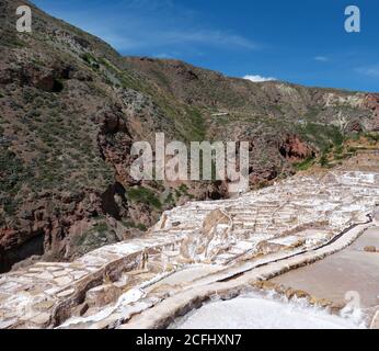 Salineras de Maras, Peru. Alte Salzbergwerke in den Anden. Salinas von Maras befinden sich im Heiligen Tal der Inkas. Salzpfannen am Qaqawinay Berg. Stockfoto