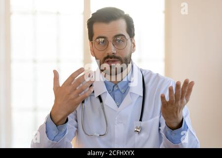 Kopf erschossen Porträt junger Arzt trägt Brille sprechen, Beratung online Stockfoto