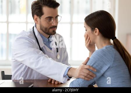Nahaufnahme Pflege Arzt Therapeut berühren frustrierte Patienten Schulter Stockfoto
