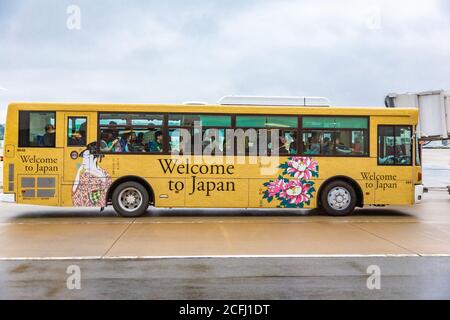 Fukuoka, Japan - 14. Juli 2019 - Apron Bus bringt Passagiere zum Flugzeug am Fukuoka International Airport in Japan am 154. Juli 2019 Stockfoto