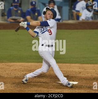 Los Angeles, Kalifornien, USA. September 2020. Los Angeles Dodgers' 2. Baseman Gavin Lux verliert seinen Helmut, als er am Samstag, 5. September 2020, im neunten Inning gegen die Colorado Rockies im Dodger Stadium in Los Angeles für einen Streik schwingt. Die Rockies besiegten die Dodgers 5:2. Foto von Jim Ruymen/UPI Kredit: UPI/Alamy Live Nachrichten Stockfoto