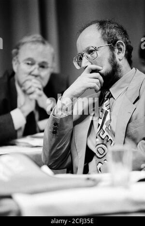 NATFKE Generalsekretär Geoff Woolf auf der Plattform während ihrer Jahreskonferenz an der Universität Essex. 04. Juli 1992. Foto: Neil Turner Stockfoto