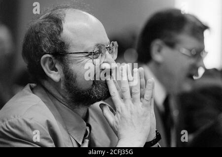 NATFKE Generalsekretär Geoff Woolf auf der Plattform während ihrer Jahreskonferenz an der Universität Essex. 04. Juli 1992. Foto: Neil Turner Stockfoto