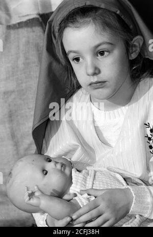 Bosnische Flüchtlingskinder treffen sich mit den einheimischen Schülern der St. Peter’s School, Pitsford, Northampton, während sie an Weihnachtsaktivitäten teilnehmen. 10 Dezember 1992. Foto: Neil Turner Stockfoto