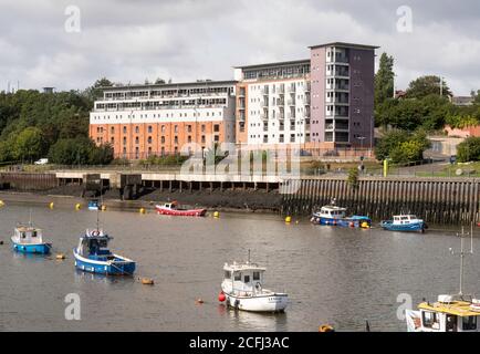 Bonners Raff, ein Lagerhaus, das in ein Mehrfamilienhaus am Nordufer des Flusses Wear in Sunderland, Nordostengland, Großbritannien, umgebaut wurde Stockfoto