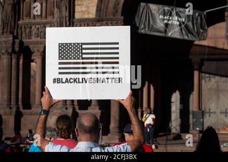 Boston, USA. September 2020. Rally for Black Lives, Black Voices & Jacob Blake. Boston, MA, USA. Copley Square. Mehr als 500 versammelten sich am 5. September 2020 auf dem Copley Square vor der Trinity Church im Zentrum von Boston zur Unterstützung von Black Lives Matter. Foto zeigt einen Mann mit einem BLM-Schild mit der Trinity Church im Hintergrund. Quelle: Chuck Nacke/Alamy Live News Stockfoto