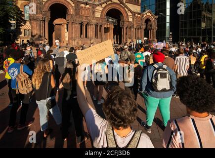 Boston, USA. September 2020. Rally for Black Lives, Black Voices & Jacob Blake. Boston, MA, USA. Copley Square. Mehr als 500 versammelten sich am 5. September 2020 auf dem Copley Square vor der Trinity Church im Zentrum von Boston zur Unterstützung von Black Lives Matter. Das Foto zeigt einen kaukasischen Studenten, der ein Schild hält, das für "Gerechtigkeit für Jacob Blake" ruft. Blake, ein 29-jähriger Black man, der am 23. August 2020 in Kenosha Wisconsin siebenmal in den Rücken geschossen wurde. Kredit: Chuck Nacke / Alamy Live Nachrichten Stockfoto