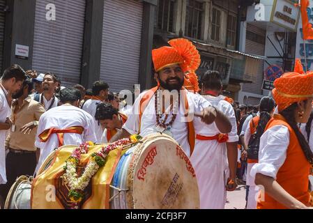 Pune, Indien - 4. September 2017: Nahaufnahme eines Mitglieds aus Shivmudra Dhol Tasha Pathak spielt gelegentlich auf den Straßen von pune fröhlich Dhol / Drum Stockfoto