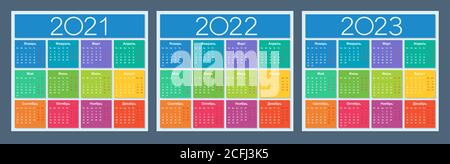 Farbenfroher Kalender für 2021, 2022 und 2023 Jahre. Russische Sprache. Die Woche beginnt am Montag. Samstag und Sonntag hervorgehoben. Isolierte Vektordarstellung Stock Vektor