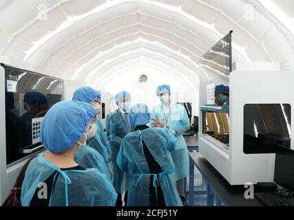 Hongkong, China. August 2020. Menschen besuchen das 'Fire Eye Laboratory' in Hongkong, Südchina, 26. August 2020. ZUM ARTIKEL "Feature: Medizinische Experten auf dem Festland kämpfen gegen COVID-19 in Hongkong" Quelle: Li Gang/Xinhua/Alamy Live News Stockfoto