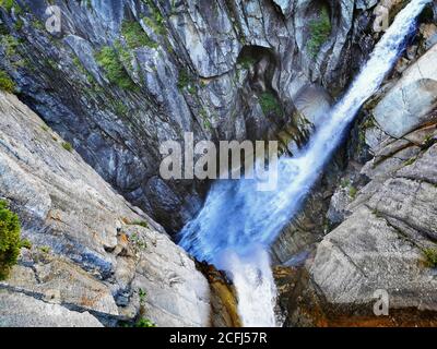 Wasserfall von oben geschossen. Bach über Felsklippe in der Schweiz Stockfoto