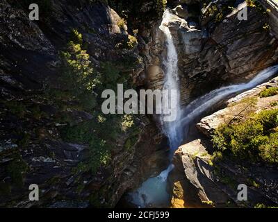 Wasserfall von oben geschossen. Bach über Felsklippe in der Schweiz Stockfoto