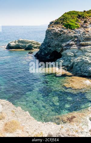 Wilde Meereslandschaft auf dem Pfad des 'Sentier des douaniers', in Kap Corse, Korsika Stockfoto
