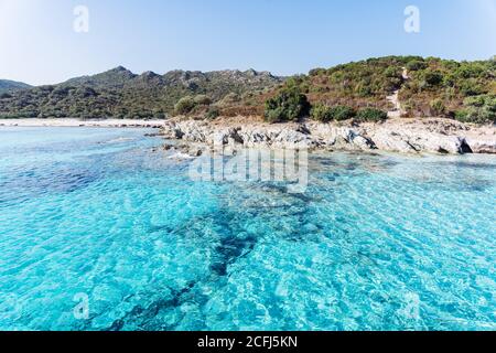 Lotus Beach, Cape Corse, Korsika, Frankreich. Türkisfarbenes Wasser und wilde Küste Stockfoto