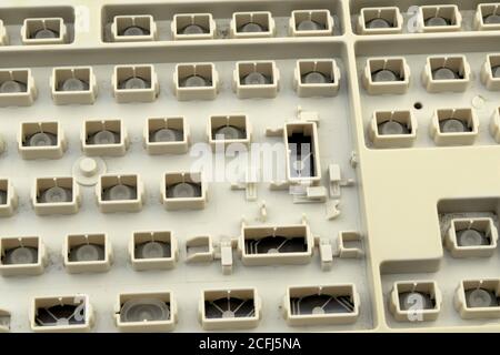 Redefreiheit, Zensur und Einschränkungen im Internet steht eine Computertastatur ohne Tasten auf dem Tisch Stockfoto