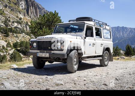 ESPOT, SPANIEN-5. SEPTEMBER 2020: Land Rover Defender 110 Kombi steht auf einer Bergstraße Stockfoto