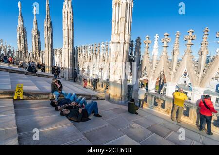 Mailand, Italien - 23. Dezember 2019 - Touristen hängen auf dem Dach der berühmten Mailänder Kirche, Duomo Kathedrale, am 23. Dezember 2019 Stockfoto