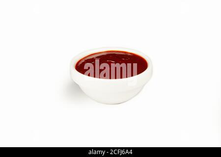 Kimchi-Sauce in einer Schüssel auf weißem Hintergrund. Für die Speisekarte des Restaurants. Traditionelle japanische Sushi-Würze. Gesunde Ernährung Stockfoto