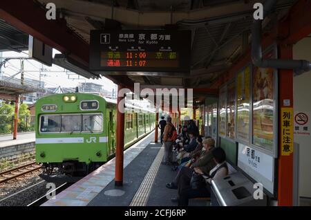 JR Green Train in der Nara Station Stockfoto