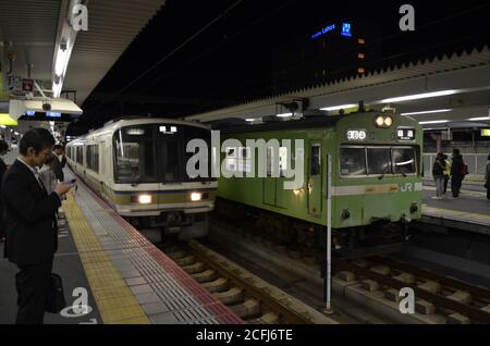 JR Green Train in der Nara Station Stockfoto