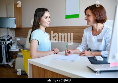 HNO Arzt und Patient, Konsultation in der Klinik Stockfoto