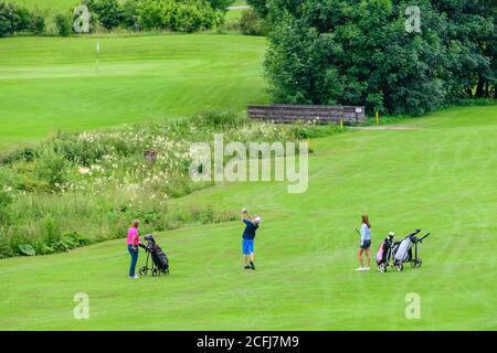 Eine Gruppe von Golfern auf einem Golfplatz im Allgäu, Golf spielen in einer wunderschönen Landschaft. Stockfoto