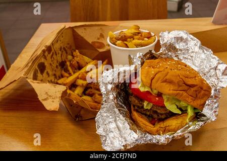 "Five Guys" Standard Burger und Chips in der Cambridge-Filiale der amerikanischen Burger-Kette gekauft. Stockfoto