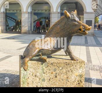 München, Bayern, Deutschland. Die Bronzestatue des sitzenden Wildschweins (Sitzender Keiler) vor dem Deutschen Jagd- und Fischereimuseum. Stockfoto