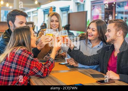 Junge glückliche Freunde trinken Bier - Freundschafts- und Feierkonzept Stockfoto