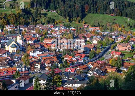 Sonniger Morgen im Herbst bei Oberstaufen im bayerischen Allgäu Stockfoto