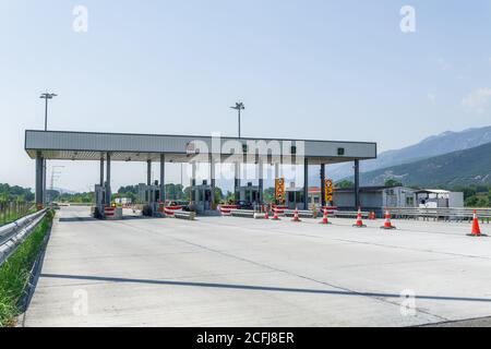 Autobahnmautstationen mit gebührenpflichtigen Ständen. Griechische Straße, wo Autofahrer zahlen, um Tore für Abschnitte Egnatia Autobahn passieren, mit E-Pass-Option. Stockfoto