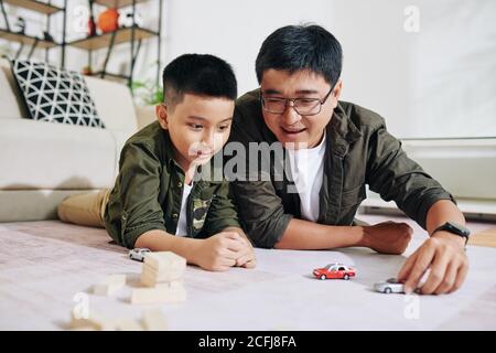 Vater und Sohn spielen Stockfoto