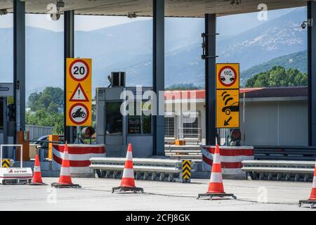 Autobahnmautstationen mit gebührenpflichtigen Ständen. Griechische Straße, wo Autofahrer zahlen, um Tore für Abschnitte Egnatia Autobahn passieren, mit E-Pass-Option. Stockfoto