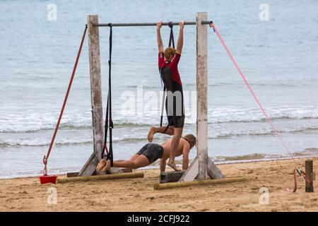 Bournemouth, Dorset, Großbritannien. September 2020. Bournemouth Rettungsschwimmer Corp in Training am Strand in Bournemouth an einem kühlen trockenen Morgen. Die Bournemouth Lifeguards Corp ist ein ehrenamtlicher Rettungsschwimmerclub, der 1965 gegründet wurde und einer der größten und erfolgreichsten ehrenamtlichen Rettungsschwimmervereine in Großbritannien ist. Quelle: Carolyn Jenkins/Alamy Live News Stockfoto