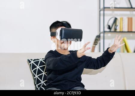 Kind in virtual reality Headset Stockfoto