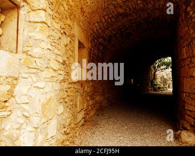 Dunkler Korridor draußen in Stein in einem alten Dorf Stockfoto